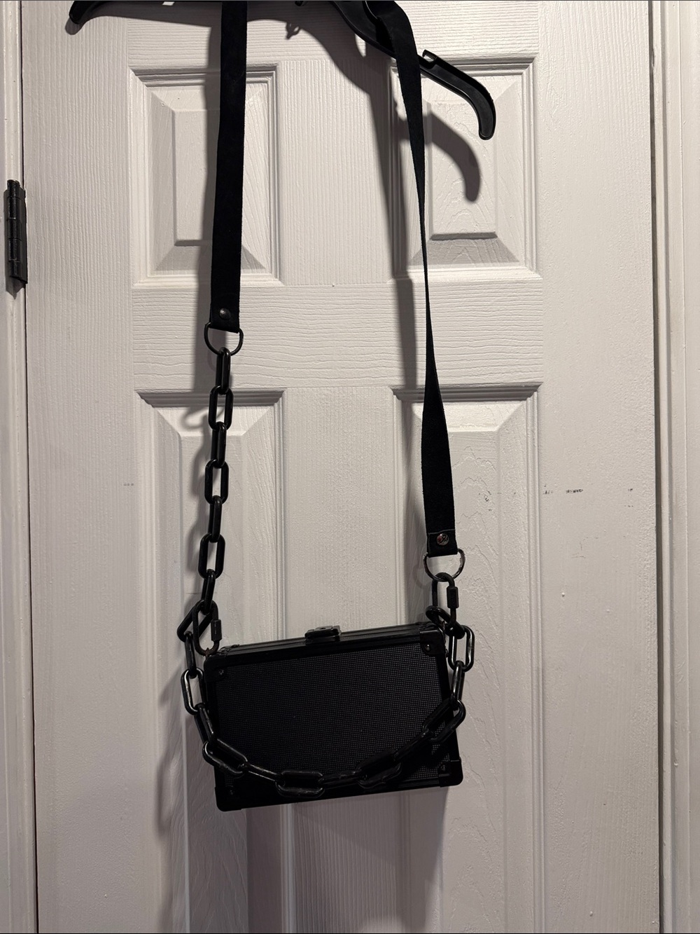 Black Chain-Accent Crossbody Bag - Fashionable Everyday Carry